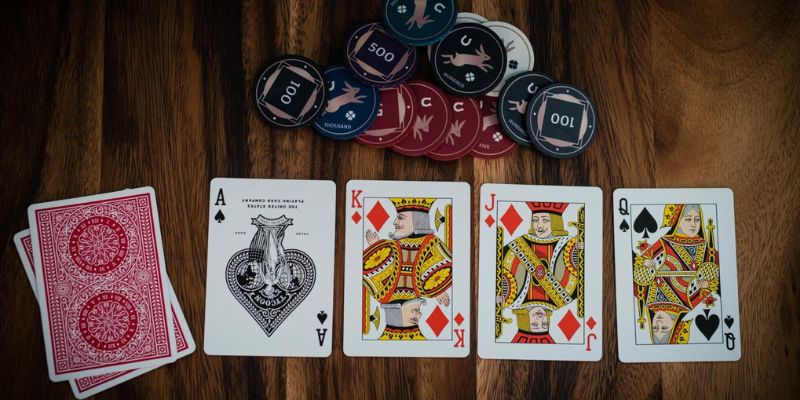 Poker là một trò chơi tưởng chừng đơn giản nhưng lại mang một độ phức tạp khá cao.